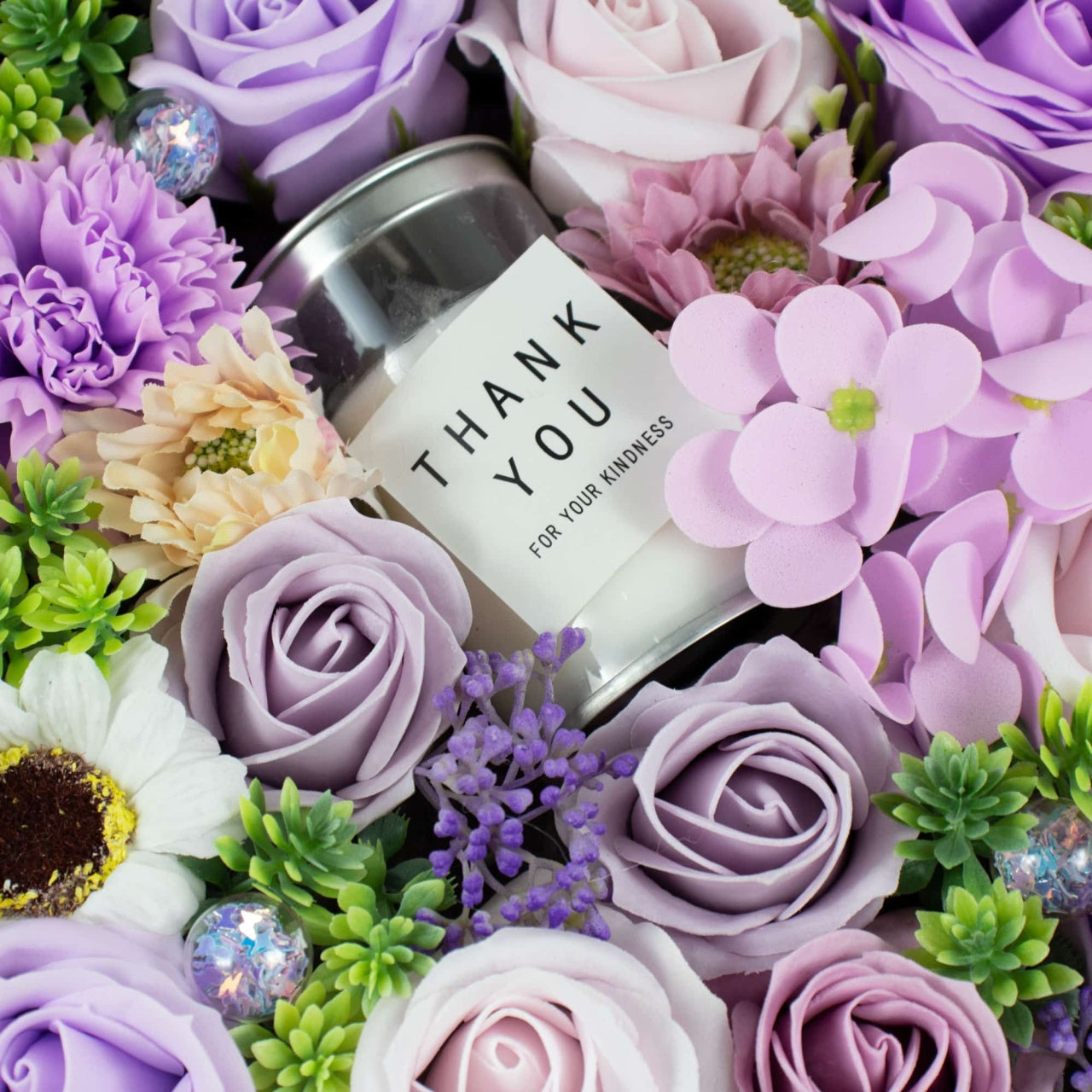 Aranjament floral cu trandafiri multicolori din sapun, cutie cu lumanare parfumata