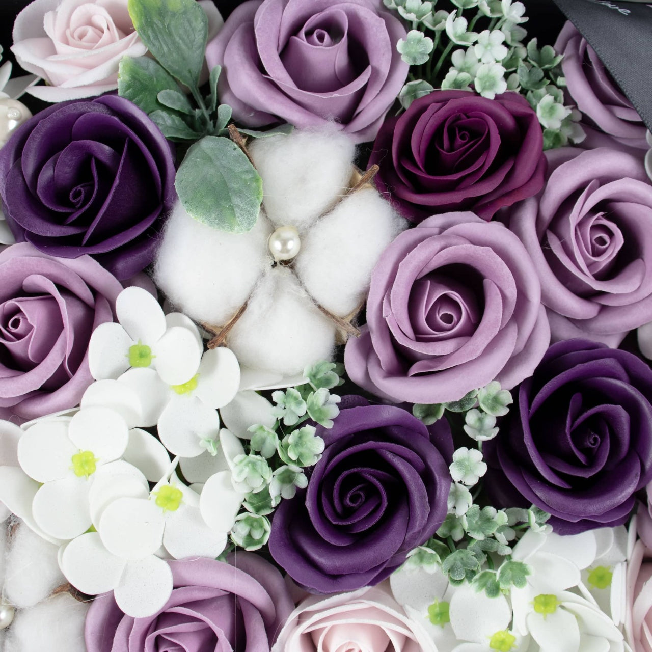 Aranjament floral cu trandafiri multicolori din sapun, parfum delicat, cutie decorativa