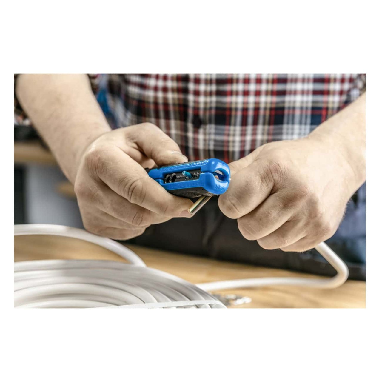 Cleste dezizolator pentru cablu 0.5-6.0 mm2 si RG-6/RG-59 cu maner anti-alunecare