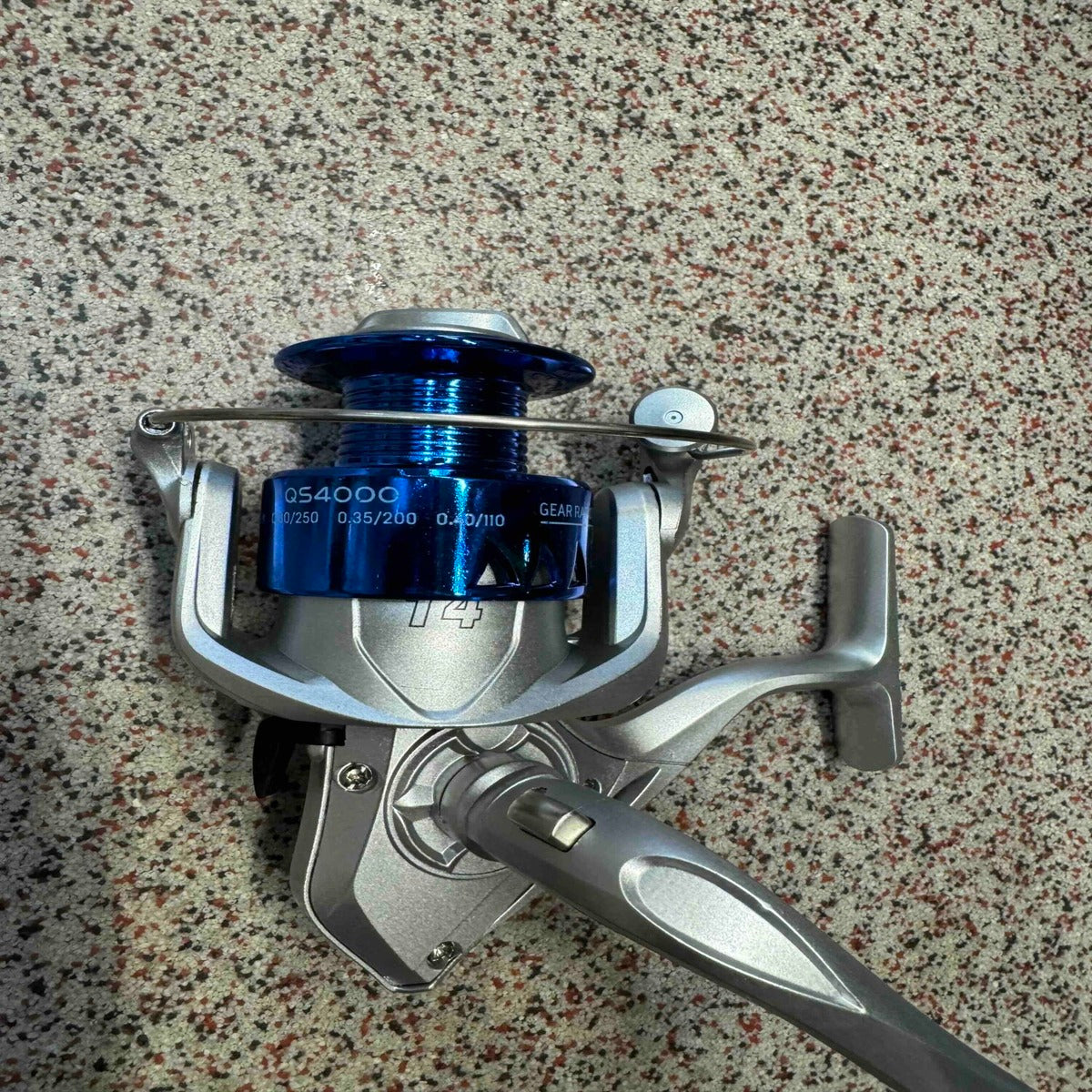 Mulineta Spinning pentru Pescuit, Model 33004 – imagine de catalog pe fundal alb cald