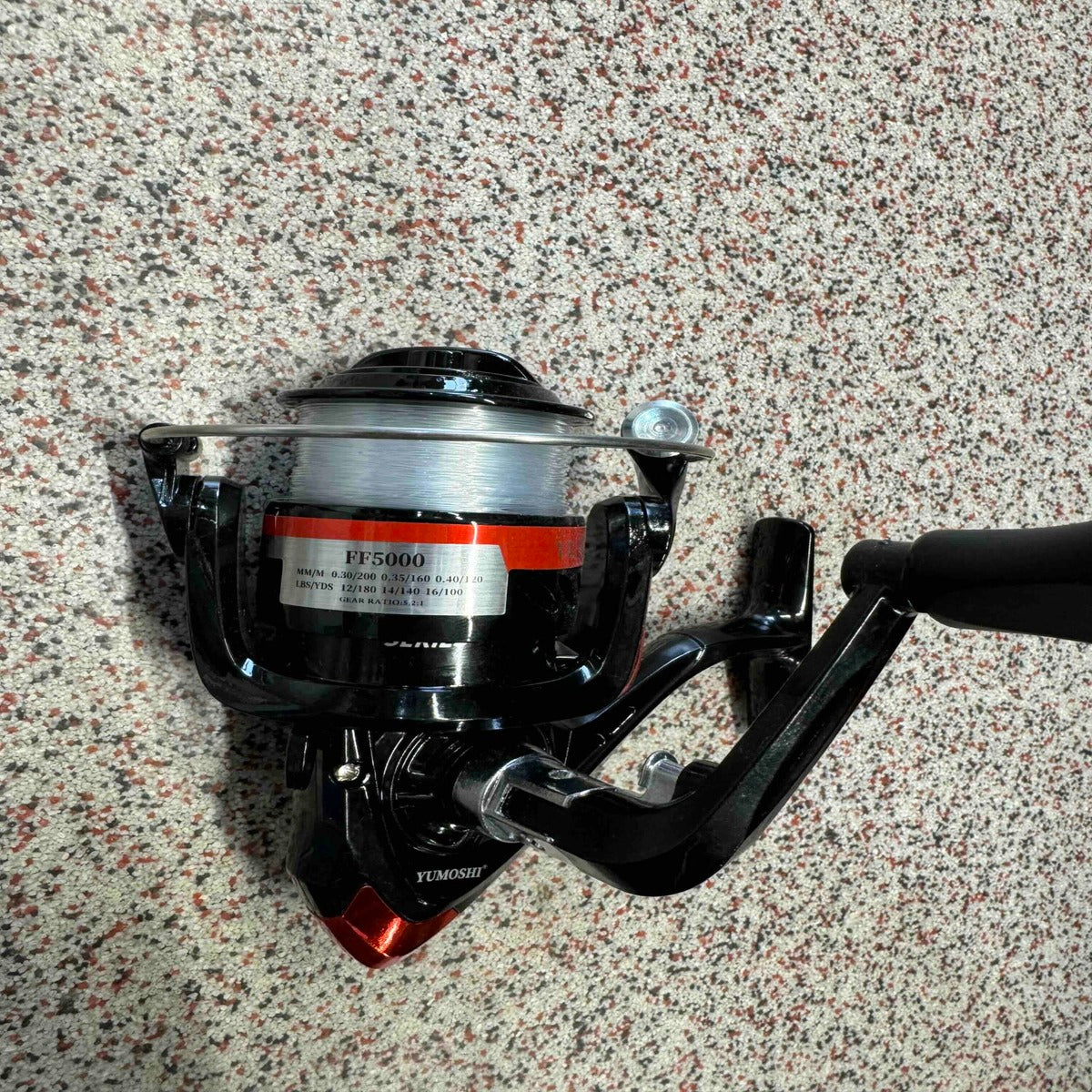Mulineta Spinning pentru Pescuit, Model FF5000 – imagine de catalog pe fundal alb cald