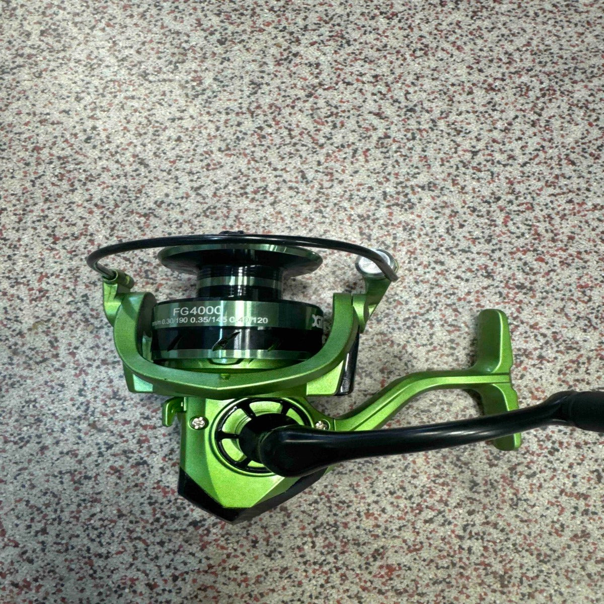 Mulineta Spinning pentru Pescuit, Model FG4000 – imagine de catalog pe fundal alb cald