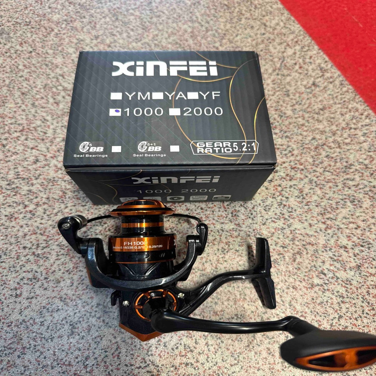 Mulineta Spinning pentru Pescuit, Model FH1000 – imagine de catalog pe fundal alb cald