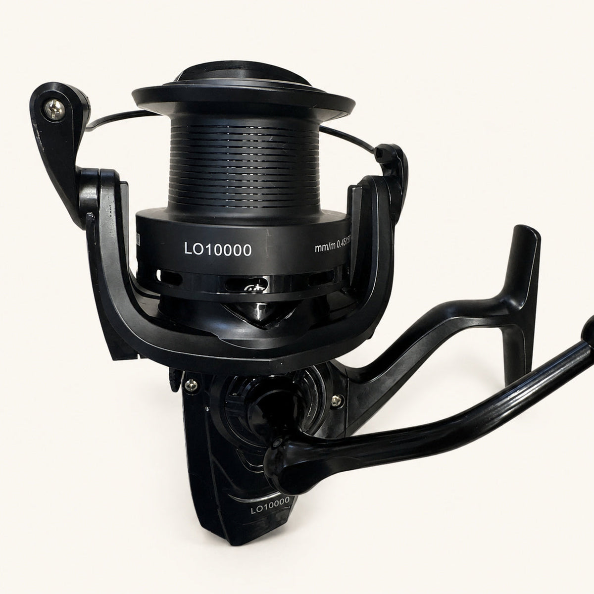 Mulineta Spinning pentru Pescuit, Model LO10000 – imagine de catalog pe fundal alb cald