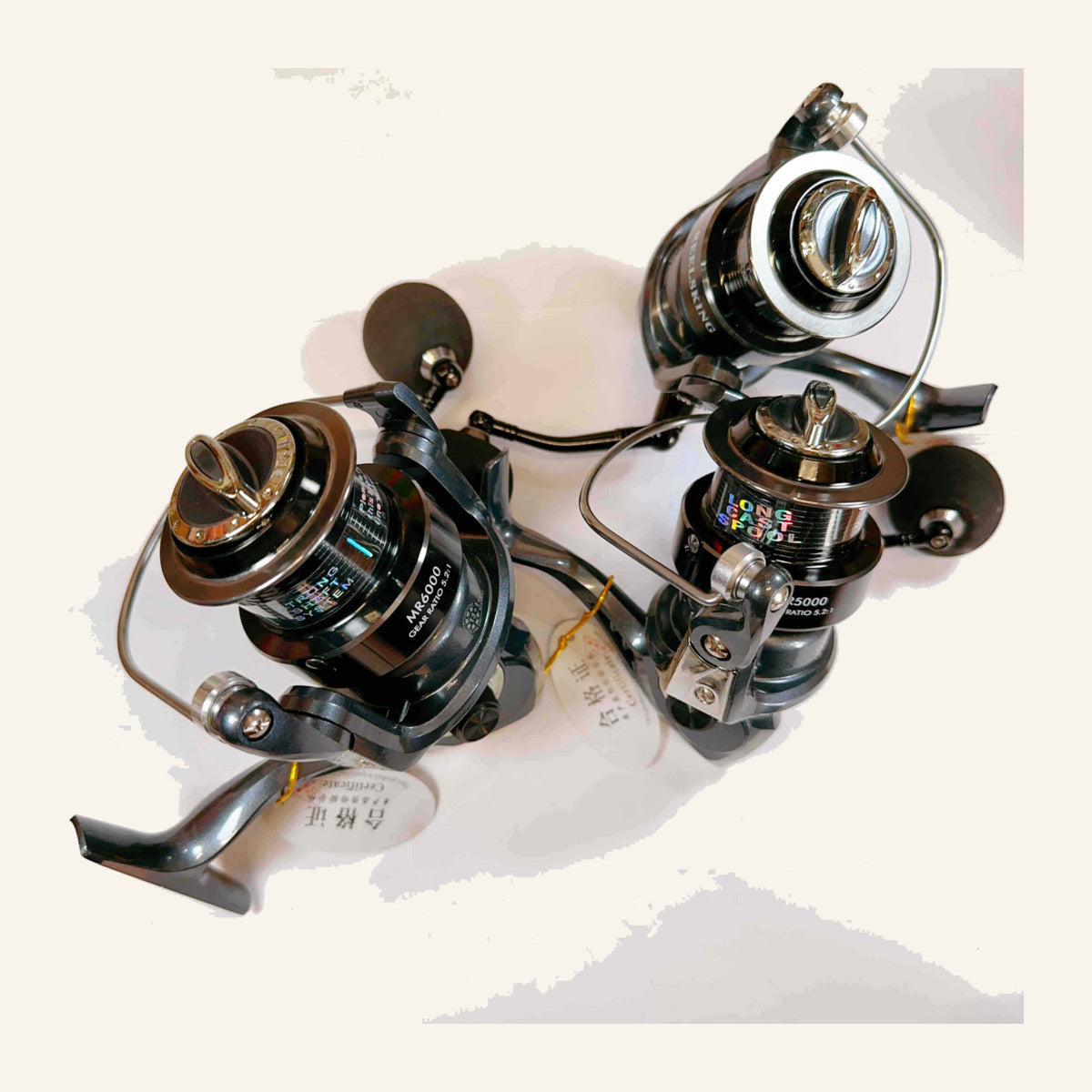 Mulineta Spinning pentru Pescuit, Model MR 5000 – imagine de catalog pe fundal alb cald