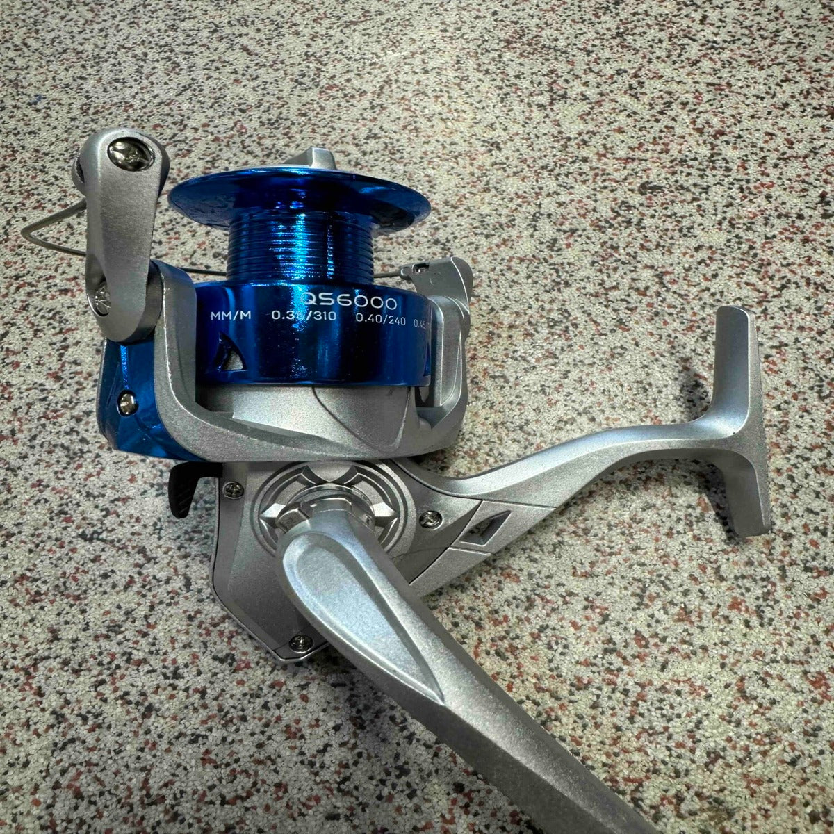 Mulineta Spinning pentru Pescuit, Model QS6000 – imagine de catalog pe fundal alb cald