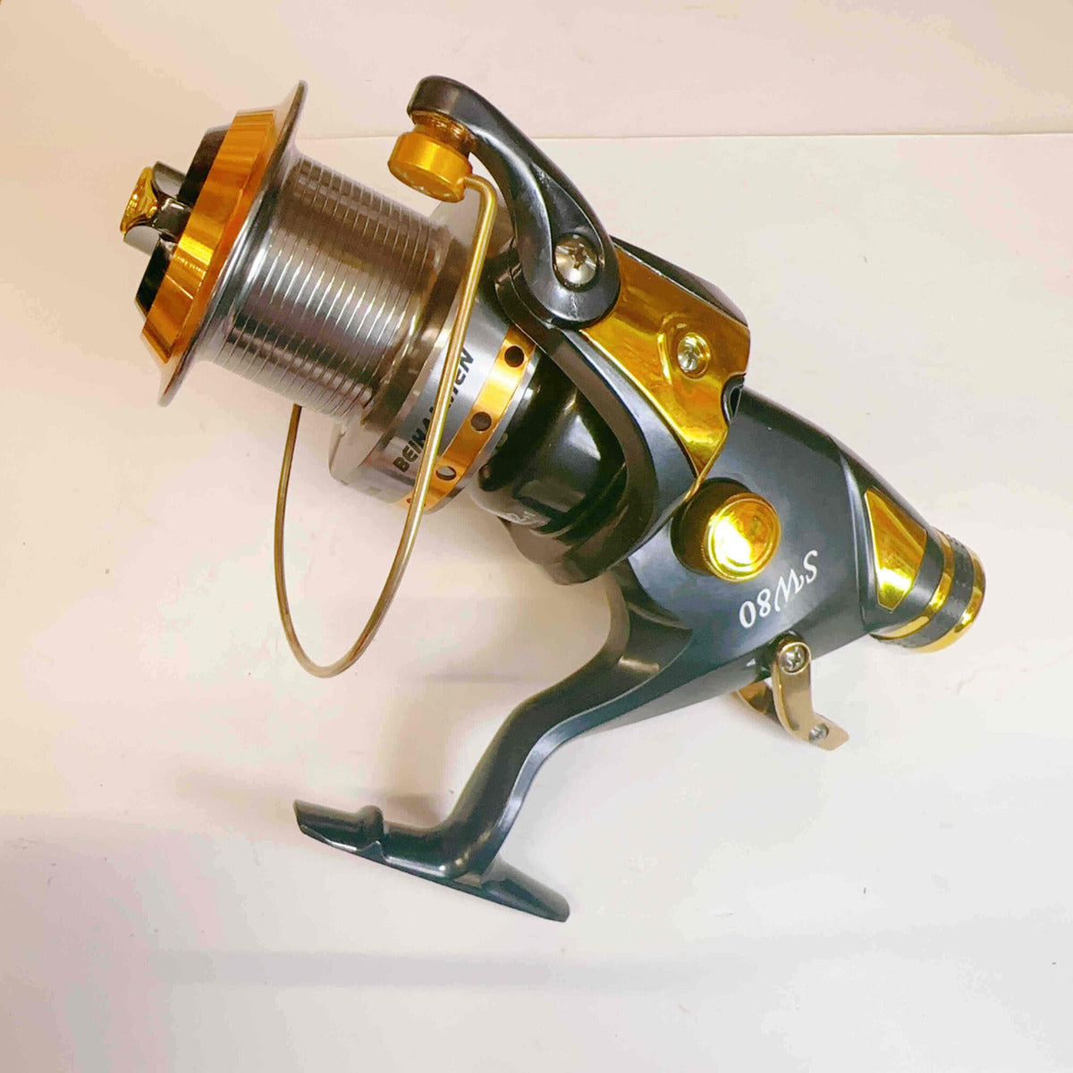 Mulineta Spinning pentru Pescuit, Model SW 80 – imagine de catalog pe fundal alb cald
