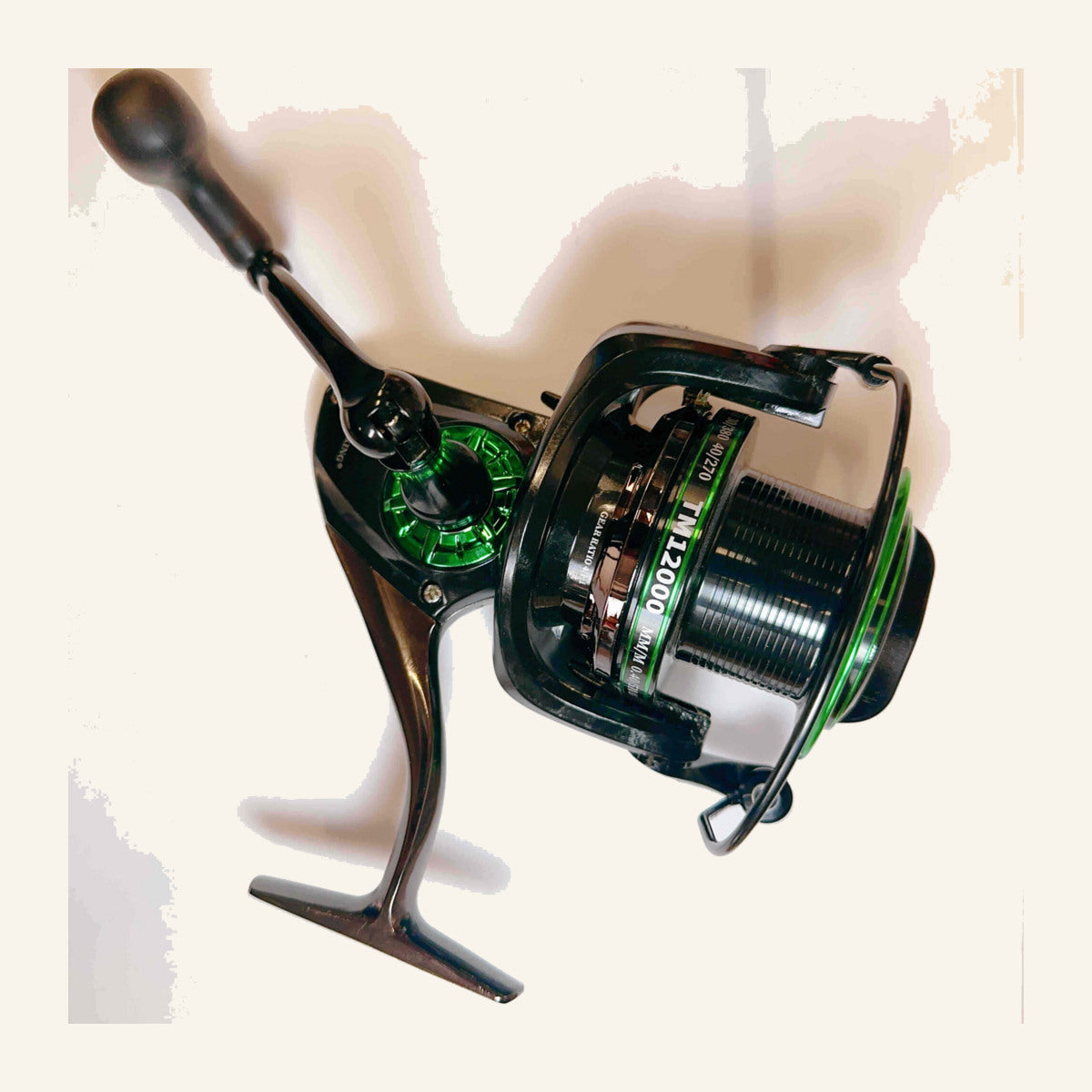 Mulineta Spinning pentru Pescuit, Model TM 12000 – imagine de catalog pe fundal alb cald