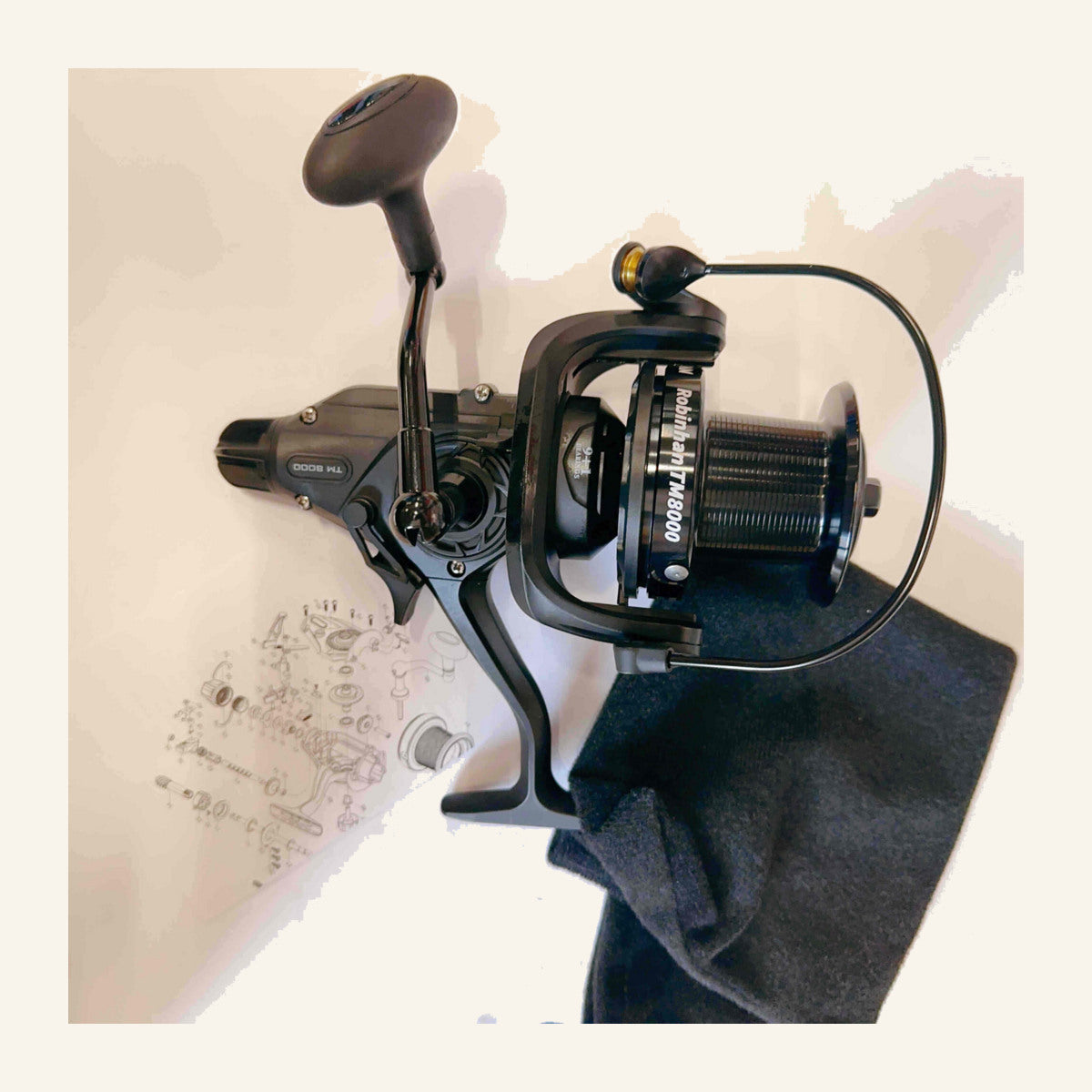 Mulineta Spinning pentru Pescuit, Model TM 7000 – imagine de catalog pe fundal alb cald