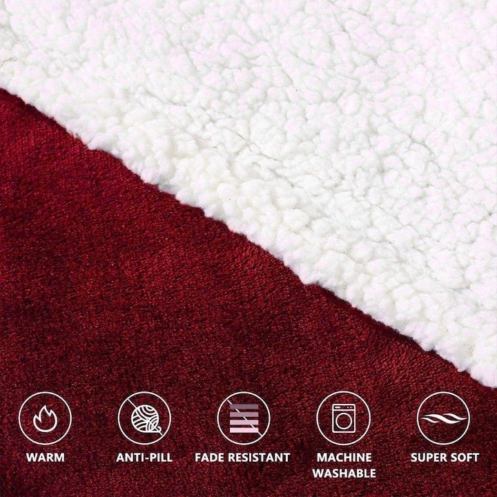 Patura cu maneci, tip hanorac lung, marime universala, din fleece captusit cu blana, cu buzunare, mansete si gluga, rosu
