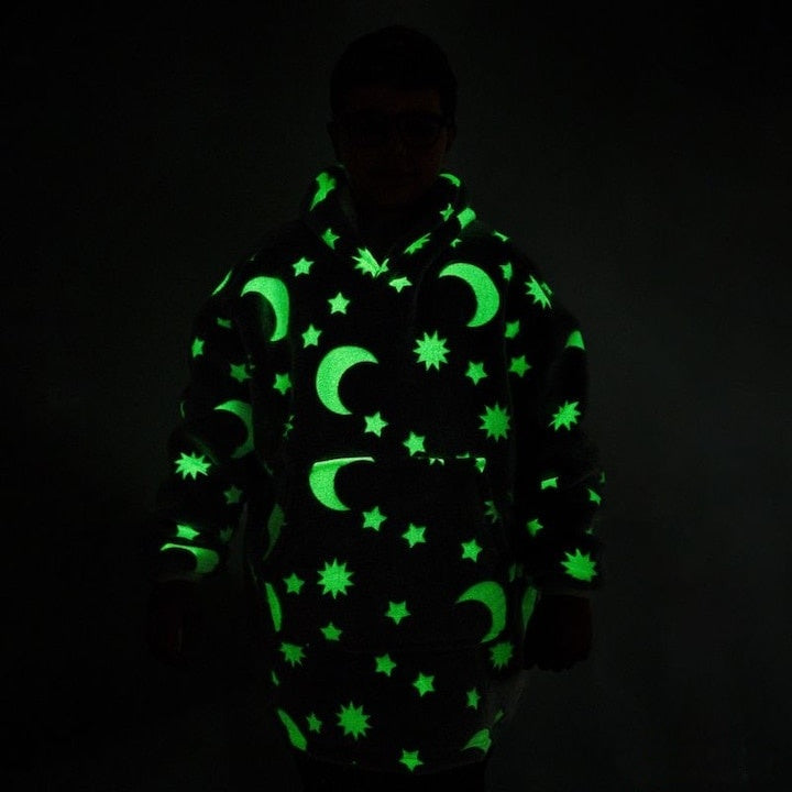 Patura cu maneci, tip hanorac lung, pentru copii/adulti, cu stelute FLUORESCENTE, din fleece captusit cu blana, cu buzunare, mansete si gluga, gri