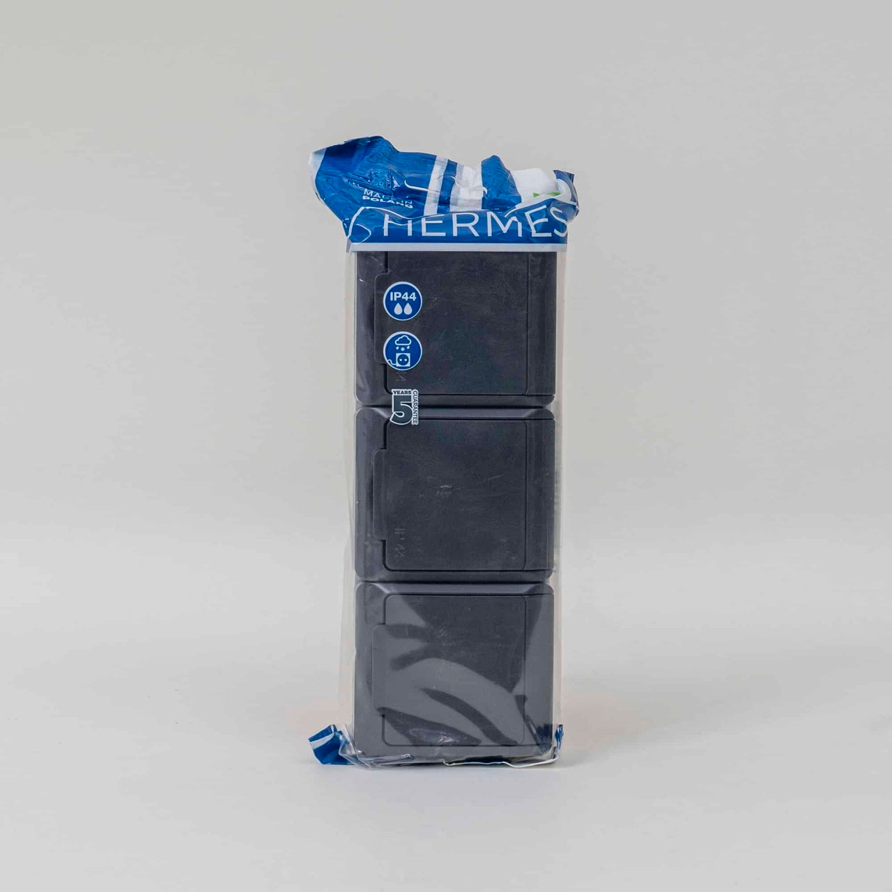 Priza tripla cu capac negru, 16A/250V, protectie IP44, 3 locasuri