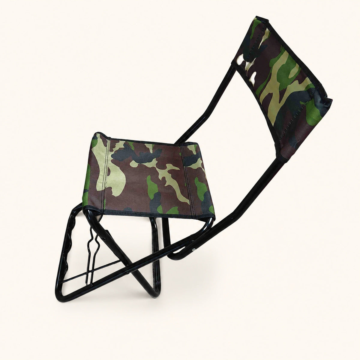 Scaun Compact Pliabil pentru Pescuit, cu Spătar, Camuflaj – imagine de catalog pe fundal alb cald