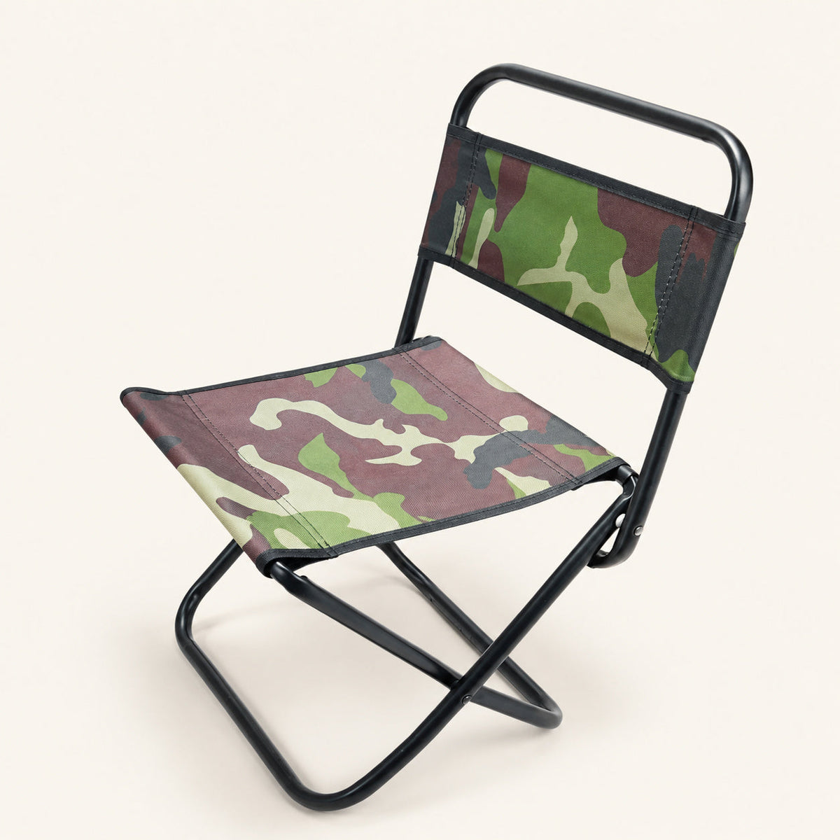Scaun Pliabil Jos pentru Pescuit, cu Spătar, Camuflaj – imagine de catalog pe fundal alb cald