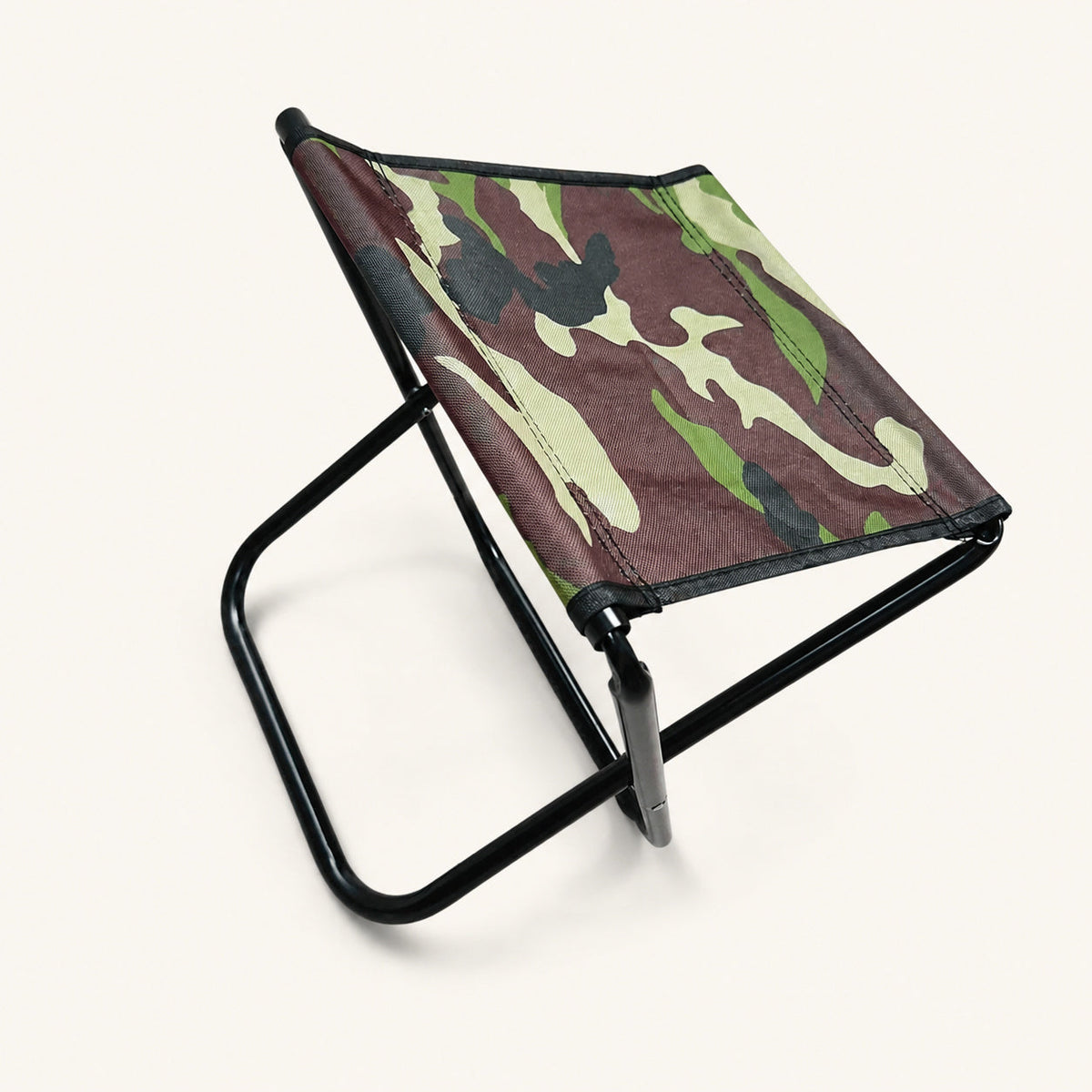Scaun Tip Taburet Pliabil pentru Pescuit, Camuflaj – imagine de catalog pe fundal alb cald