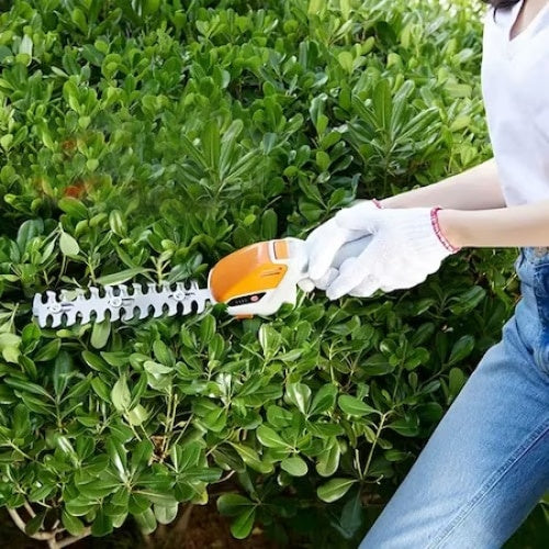 Aparat gradinarit electric, cu functie dubla, pentru tuns iarba sau arbusti, cu doua foarfeci incluse, maner cu inaltime reglabila, gri/portocaliu