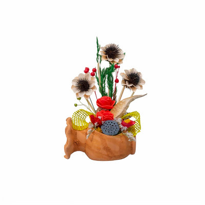 Aranjament decorativ cu ulcior mic si flori stabilizate multicolor