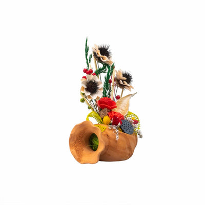 Aranjament decorativ cu ulcior mic si flori stabilizate multicolor