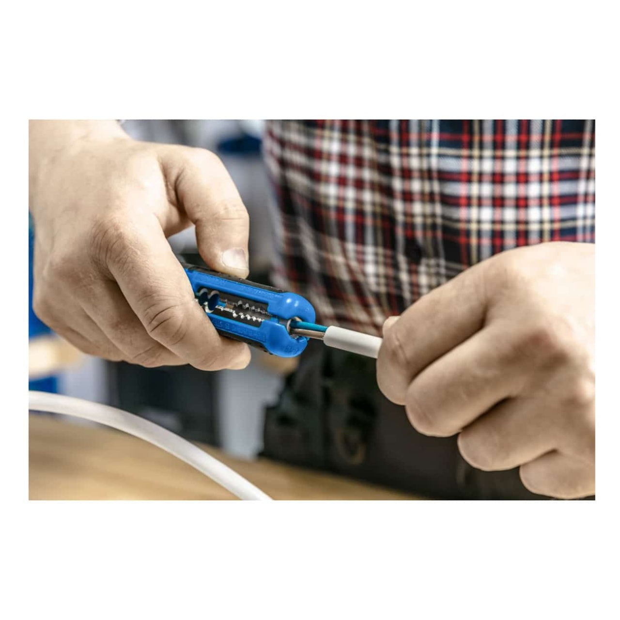 Cleste dezizolator pentru cablu 0.5-6.0 mm2 si RG-6/RG-59 cu maner anti-alunecare