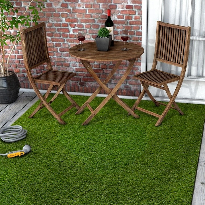 Covor tip gazon, cu iarba artificiala, dimensiuni 1 x 3m, rezistent la intemperii, prevazut cu micro orificii pentru scurgerea apei, verde