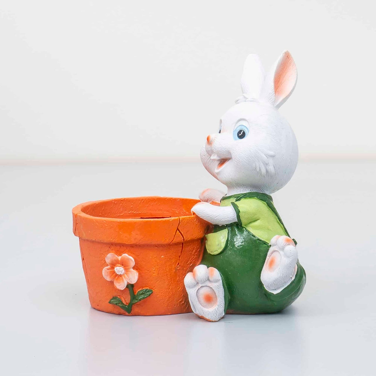 Decoratiune gradina iepure cu ghiveci pentru flori, rasina, 17cm, alb