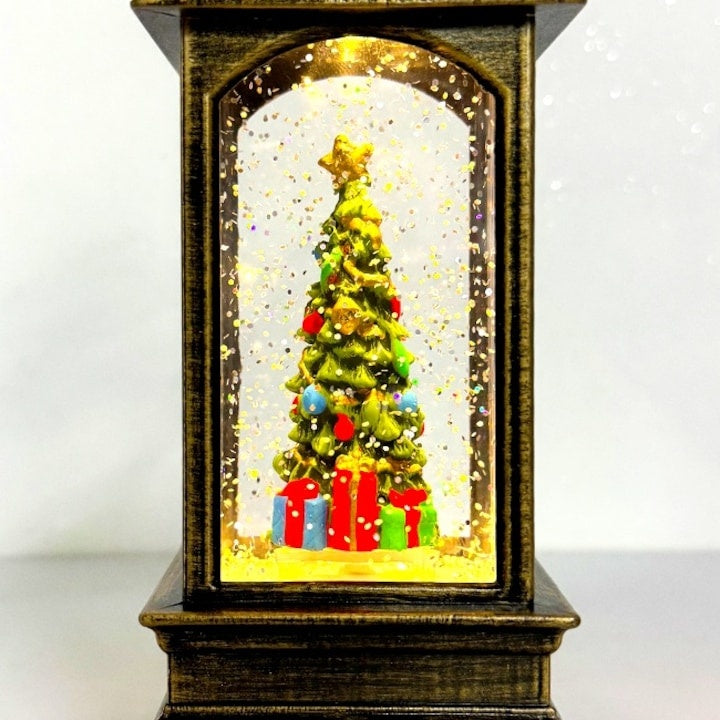 Decoratiune luminoasa si muzicala cu tematica de Craciun, tip felinar, cu brad impodobit si cadouri, din metal si plastic, maro