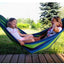 Hamac din bumbac, pentru relaxare, dimensiuni 180 x 80 cm, cu bara de lemn, greutate maxima suportata 150kg, verde/albastru