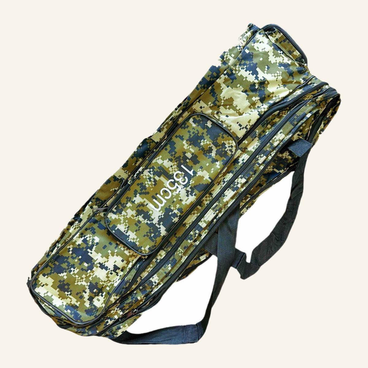 Husă Dublă pentru Lansete de Pescuit, Camuflaj, 135 cm – imagine de catalog pe fundal alb cald