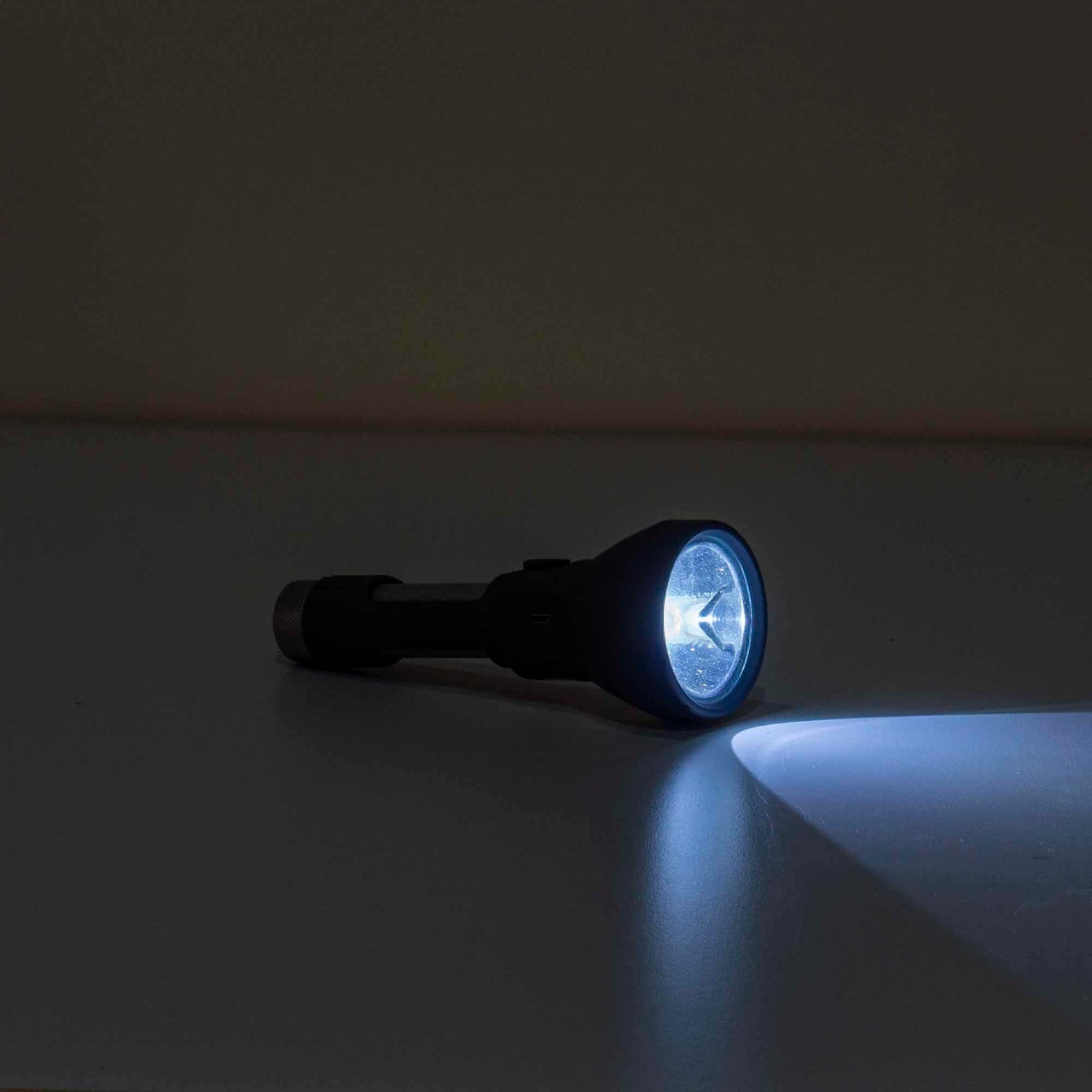 Lanterna de mana LED cu 5 moduri de iluminare si incarcare USB, 16 cm
