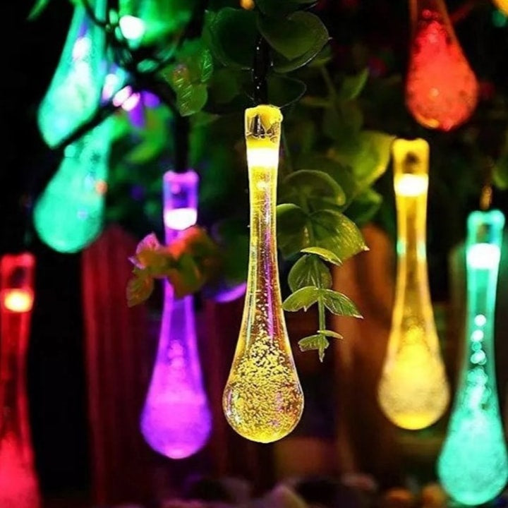 Lumini de gradina cu incarcare solara, tip picaturi, cu 20 de led-uri, lungime 5 metri, rezistenta la intemperii, multicolor
