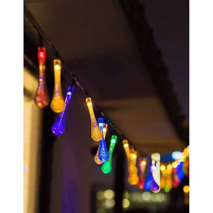 Lumini de gradina cu incarcare solara, tip picaturi, cu 20 de led-uri, lungime 5 metri, rezistenta la intemperii, multicolor
