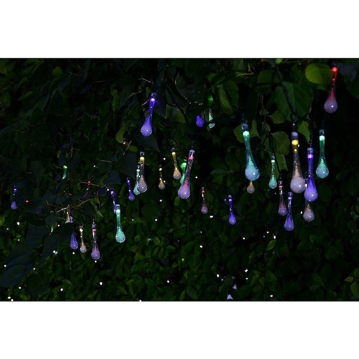 Lumini de gradina cu incarcare solara, tip picaturi, cu 20 de led-uri, lungime 5 metri, rezistenta la intemperii, multicolor