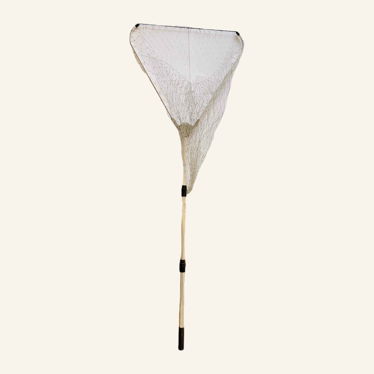 Minciog Triunghiular pentru Pescuit, cu Mâner, Model 50107-1 – imagine de catalog pe fundal alb cald