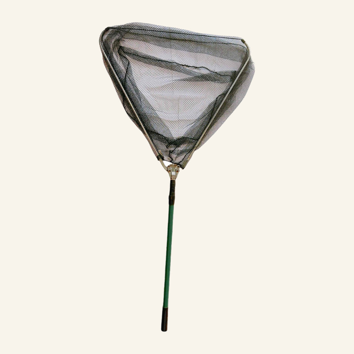 Minciog Triunghiular pentru Pescuit, cu Mâner, Model 50108-1 – imagine de catalog pe fundal alb cald