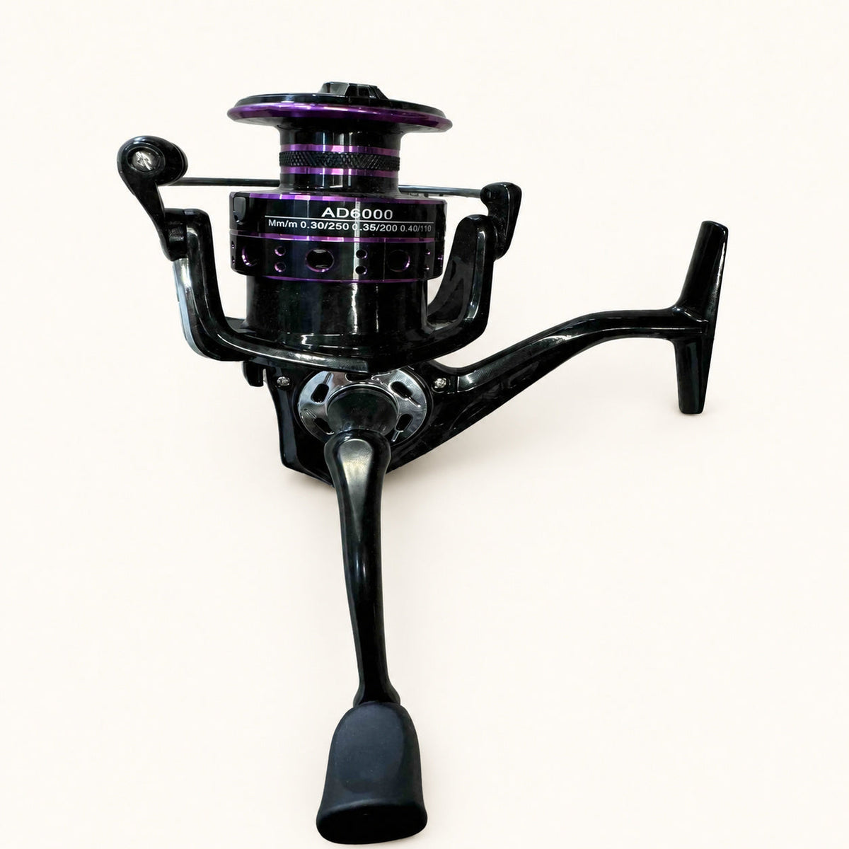 Mulineta Spinning pentru Pescuit, Model 5000 d.Hr. – imagine de catalog pe fundal alb cald