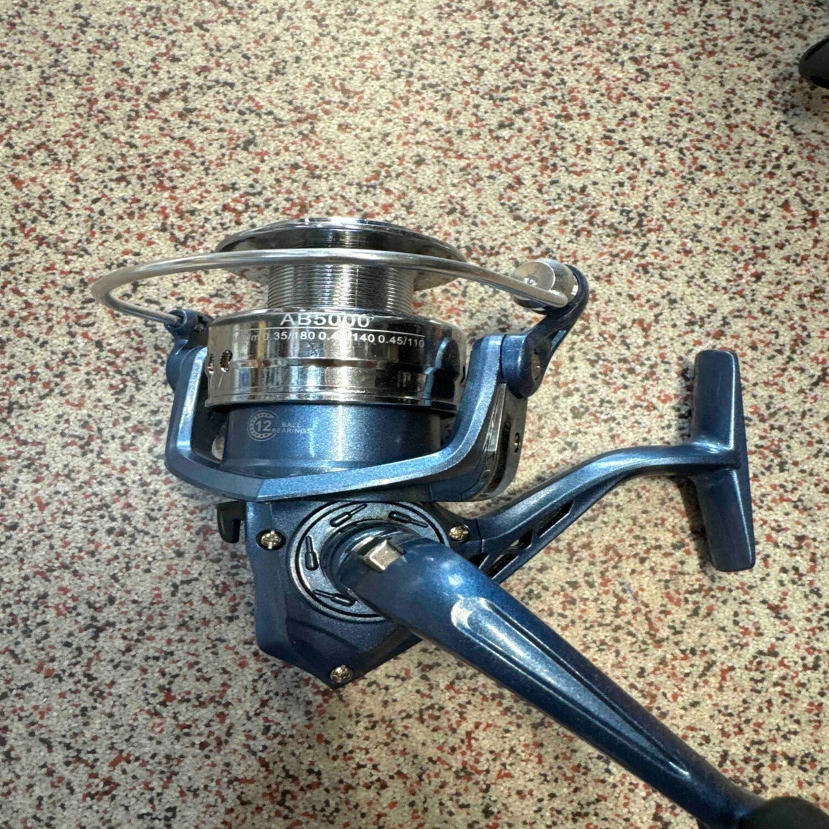 Mulineta Spinning pentru Pescuit, Model AB 5000 – imagine de catalog pe fundal alb cald