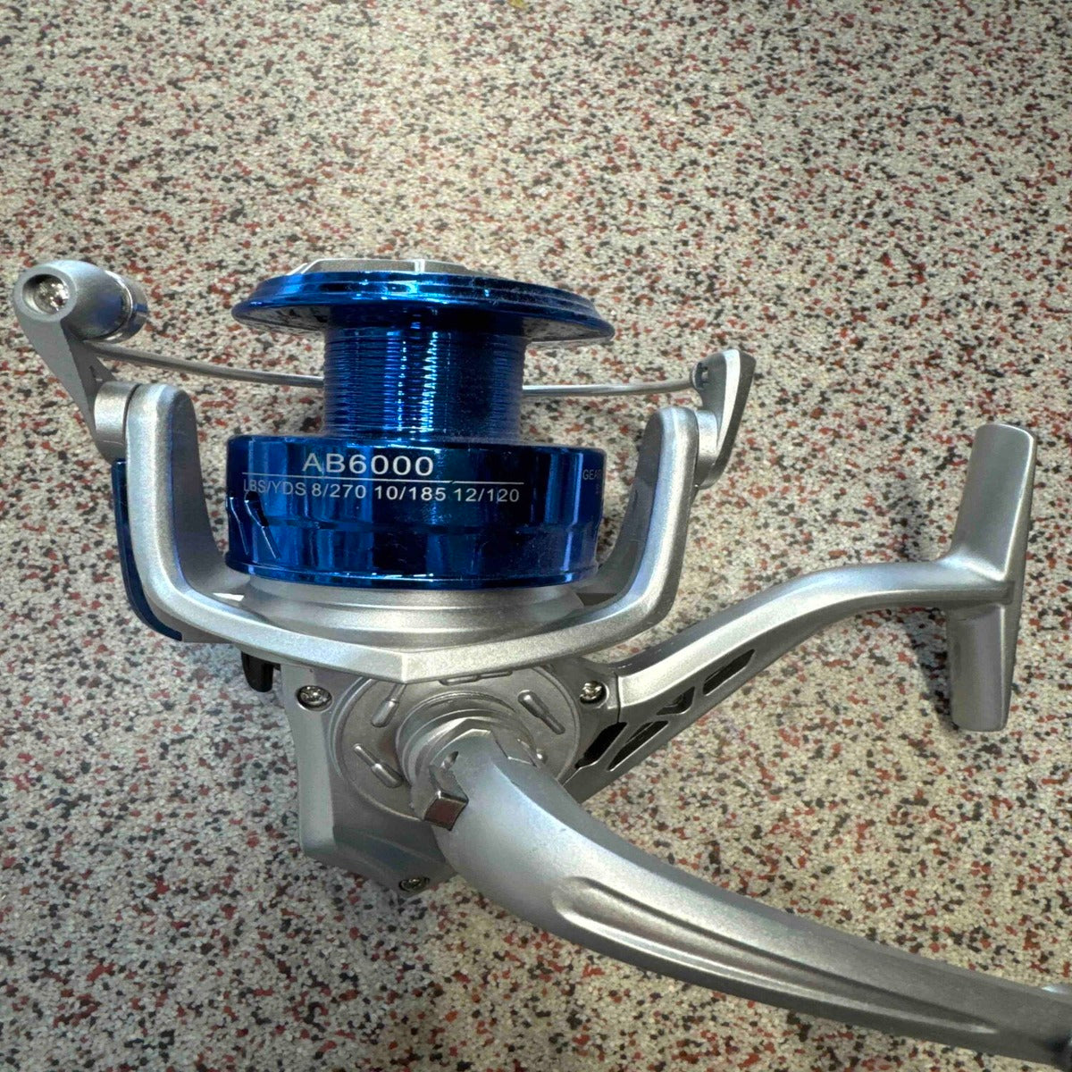 Mulineta Spinning pentru Pescuit, Model AB6000 – imagine de catalog pe fundal alb cald