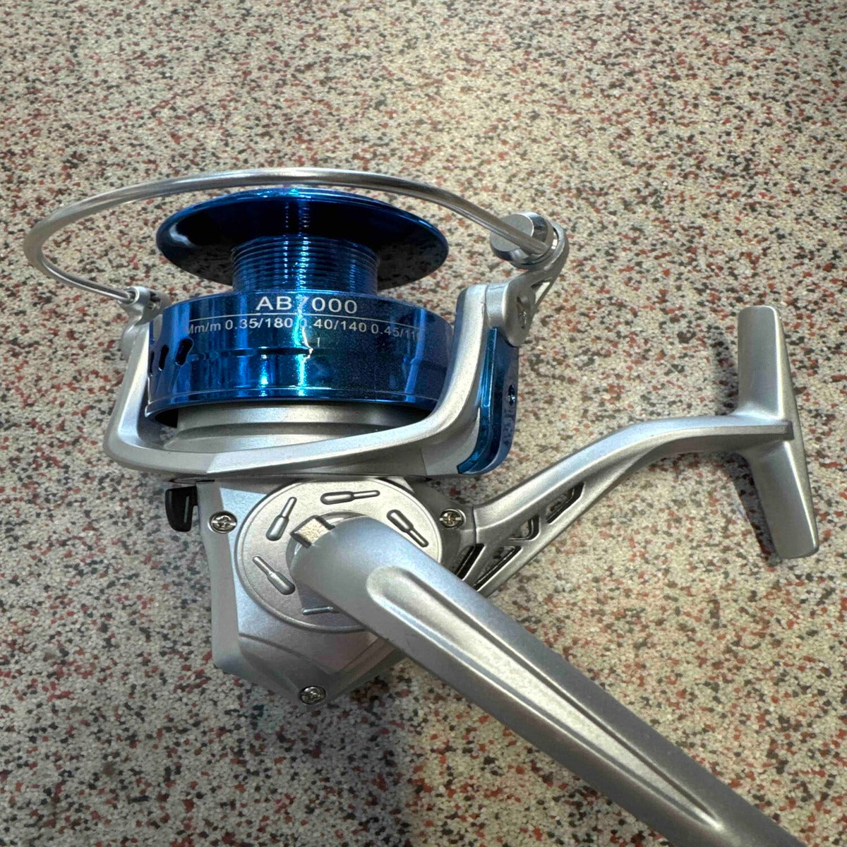 Mulineta Spinning pentru Pescuit, Model AB7000 – imagine de catalog pe fundal alb cald
