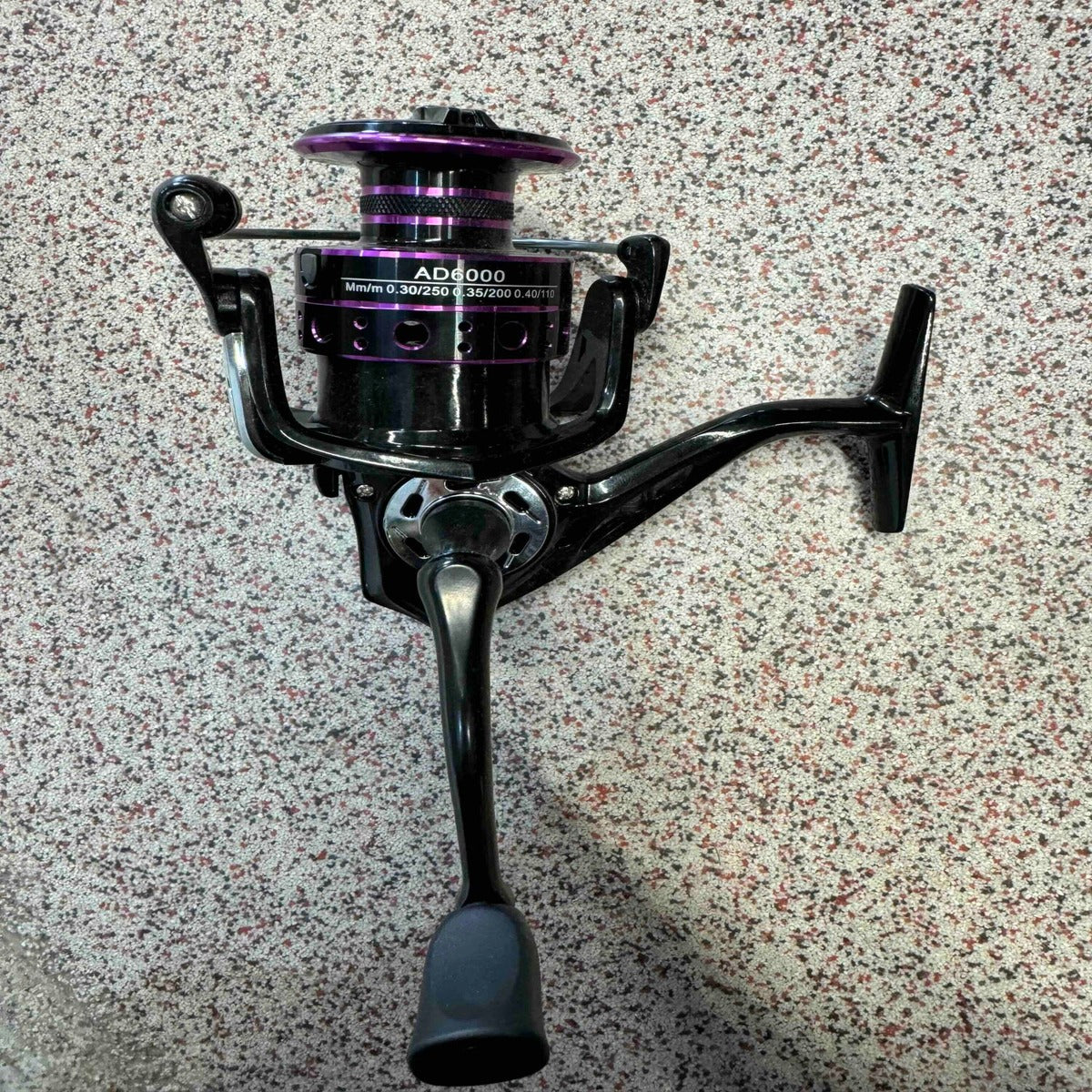Mulineta Spinning pentru Pescuit, Model AD2000 – imagine de catalog pe fundal alb cald