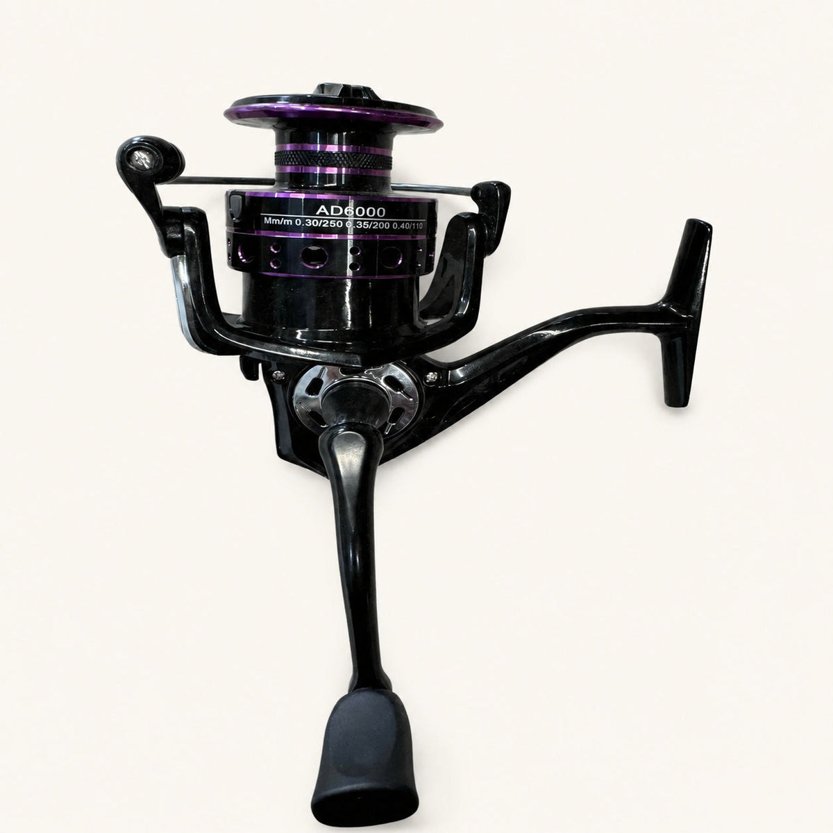 Mulineta Spinning pentru Pescuit, Model AD6000 – imagine de catalog pe fundal alb cald