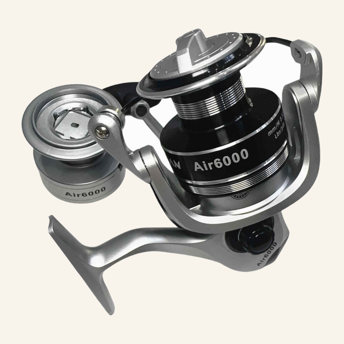 Mulineta Spinning pentru Pescuit, Model Air 6000 – imagine de catalog pe fundal alb cald