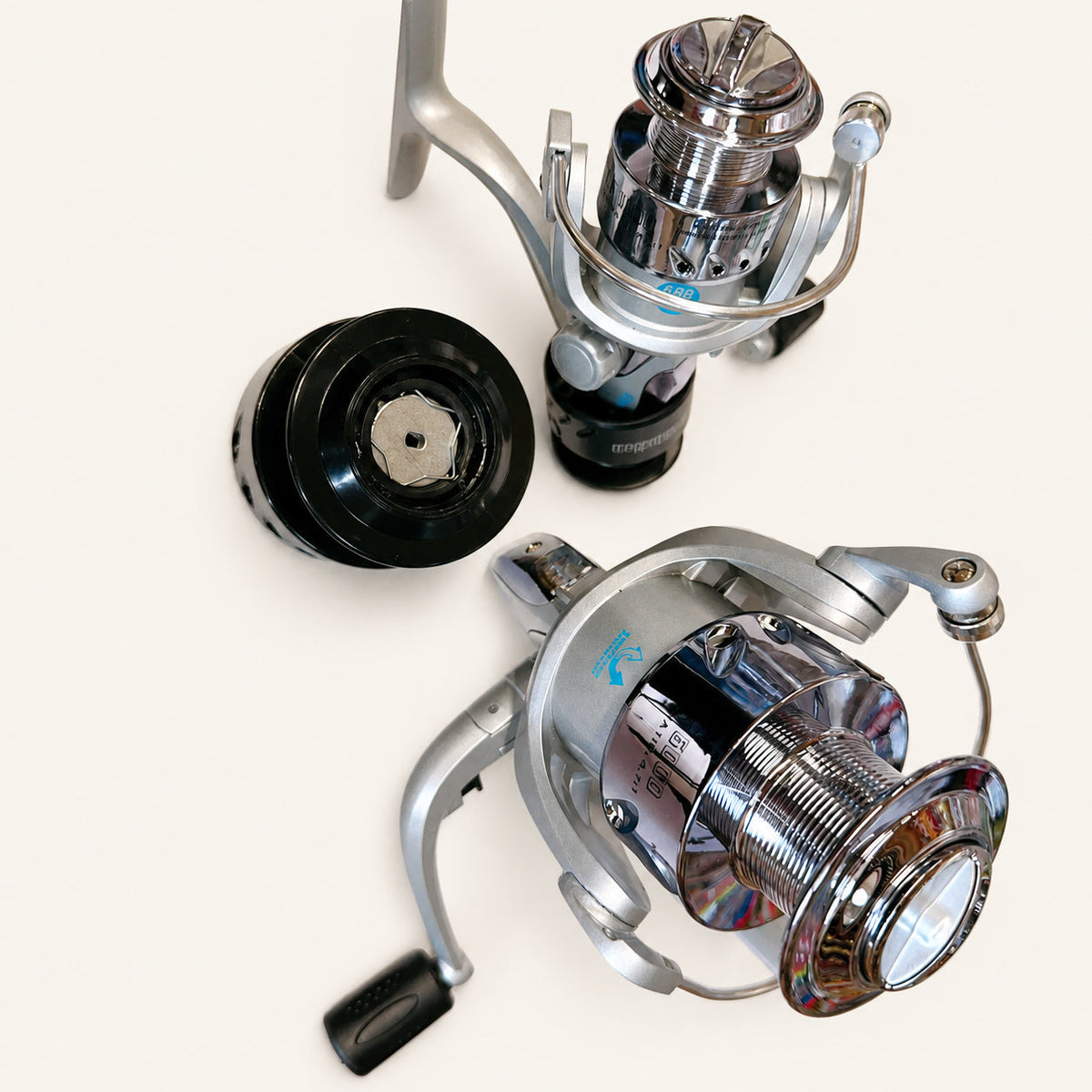 Mulineta Spinning pentru Pescuit, Model EF 1000 – imagine de catalog pe fundal alb cald
