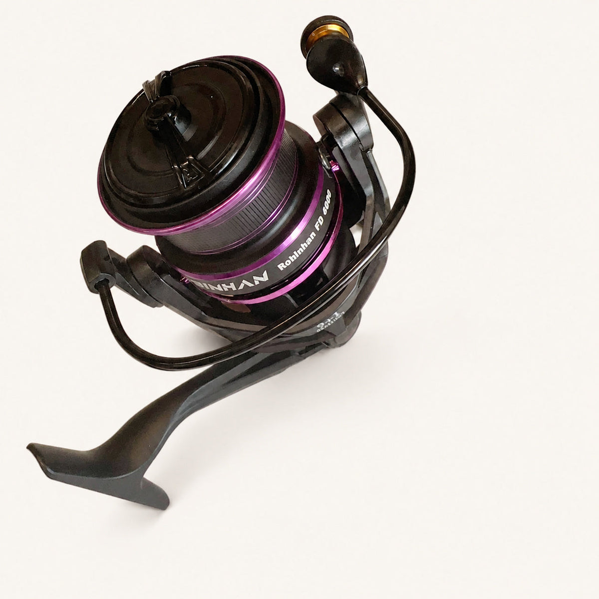 Mulineta Spinning pentru Pescuit, Model FD 4000 – imagine de catalog pe fundal alb cald