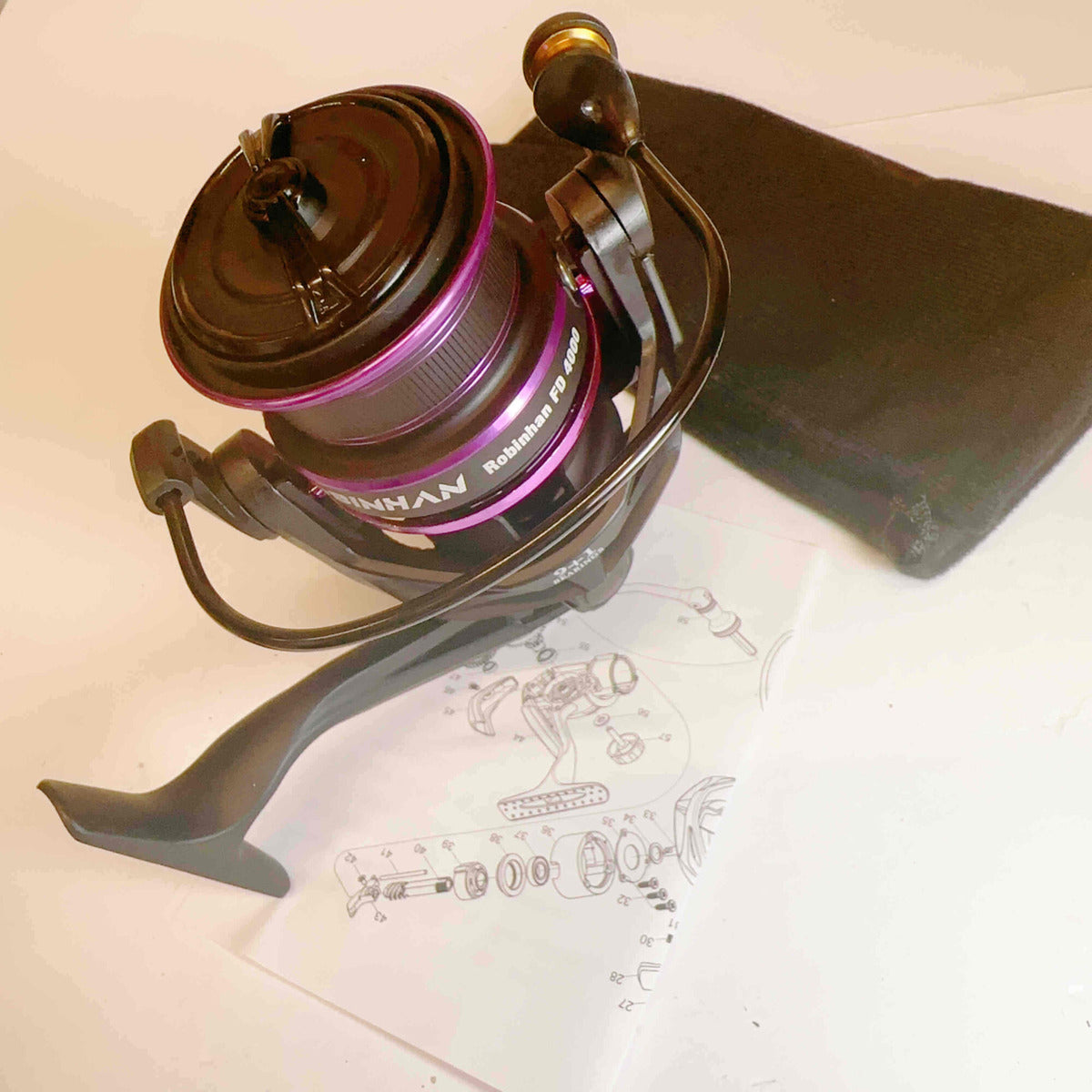 Mulineta Spinning pentru Pescuit, Model FD 6000 – imagine de catalog pe fundal alb cald