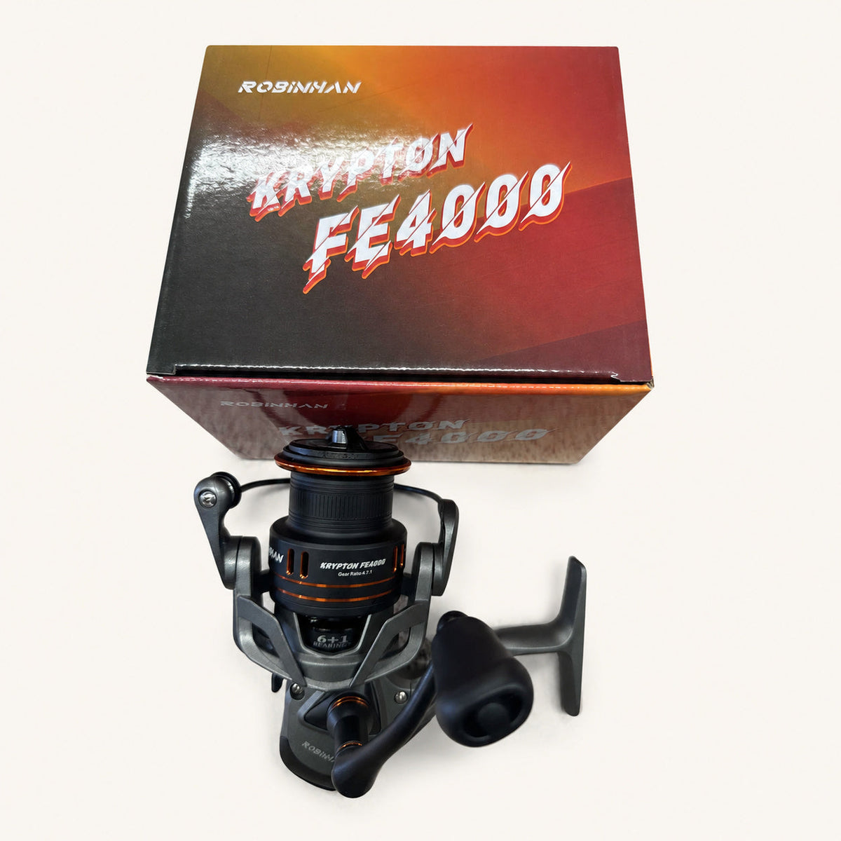 Mulineta Spinning pentru Pescuit, Model FE4000 – imagine de catalog pe fundal alb cald