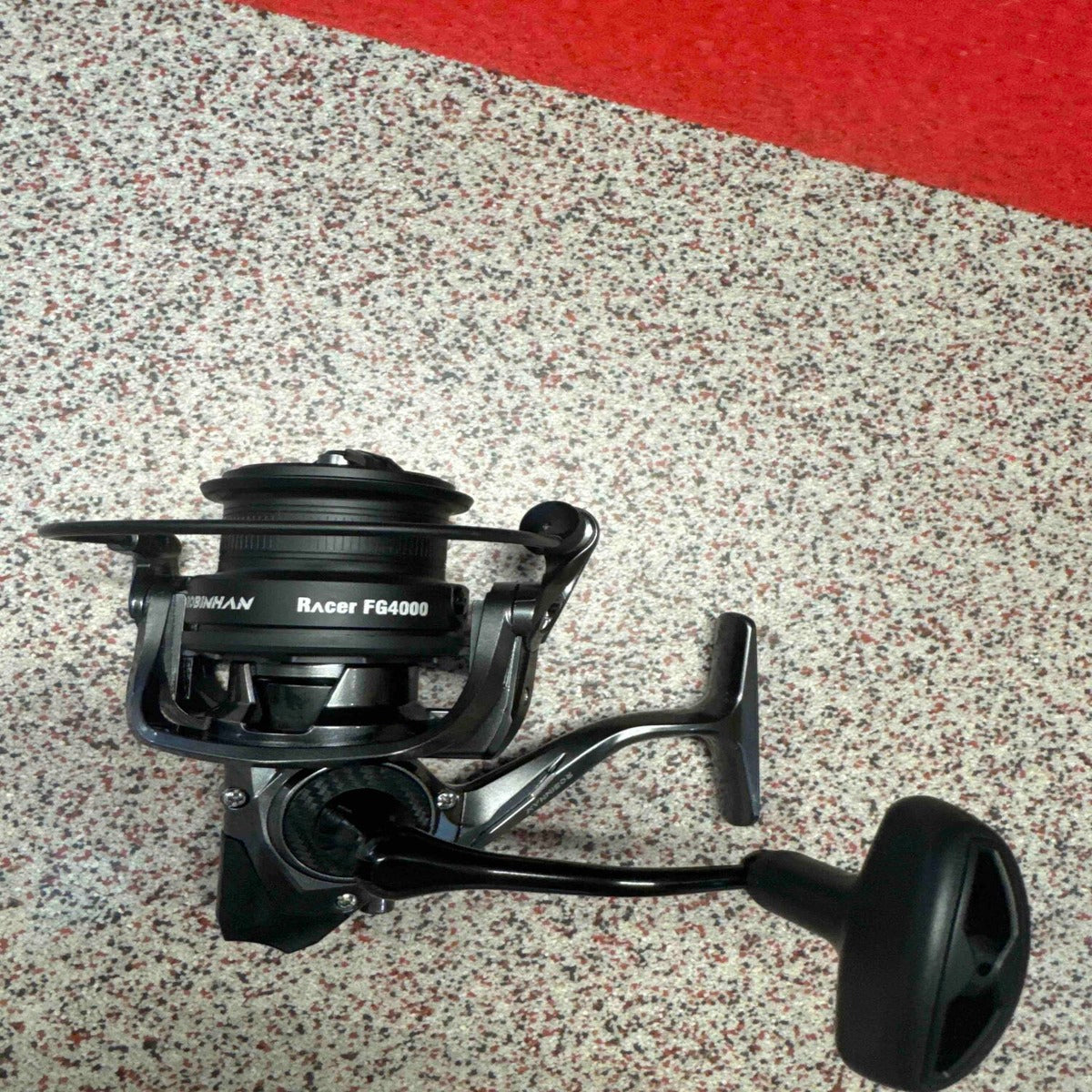 Mulineta Spinning pentru Pescuit, Model FG 4000 N – imagine de catalog pe fundal alb cald