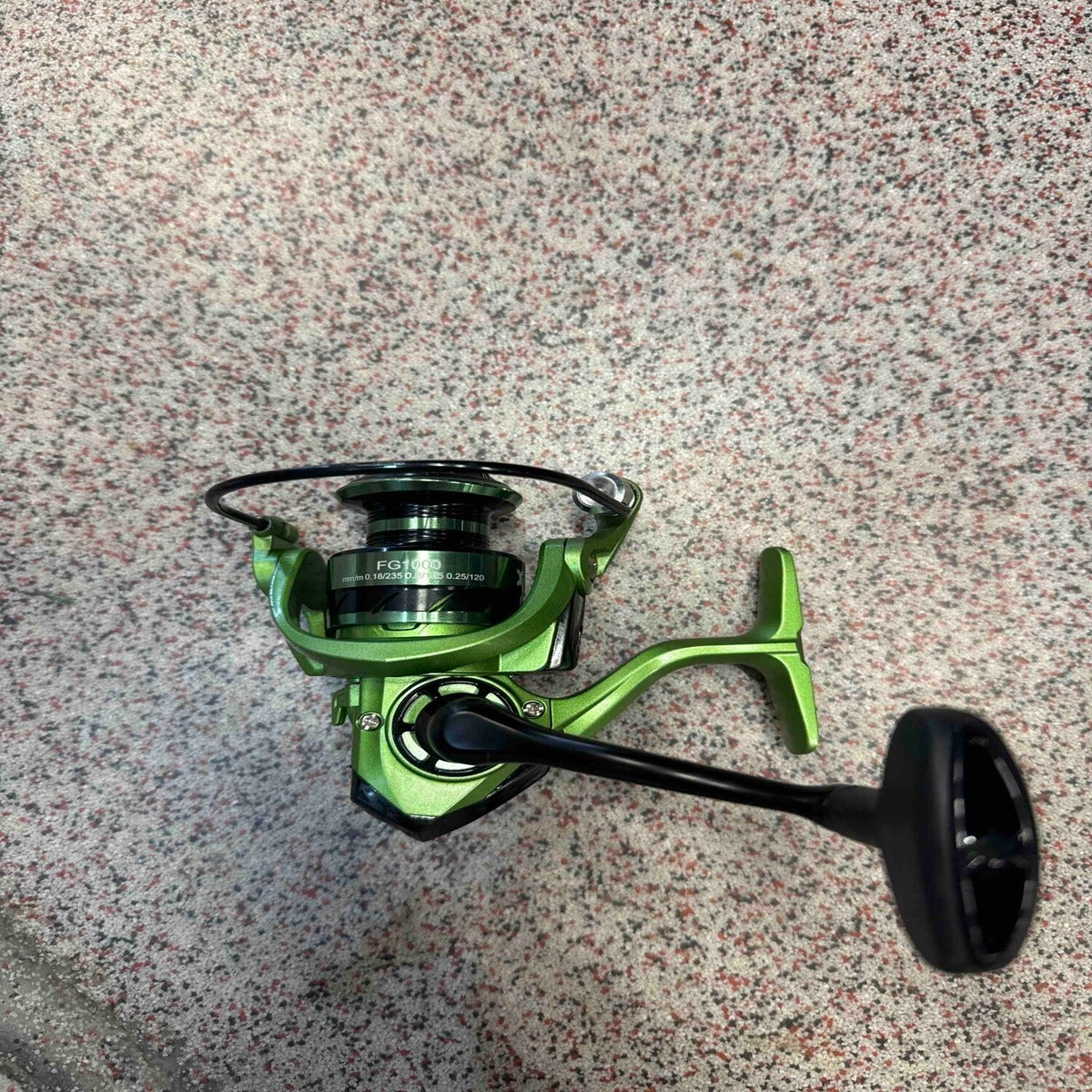 Mulineta Spinning pentru Pescuit, Model FG1000 – imagine de catalog pe fundal alb cald