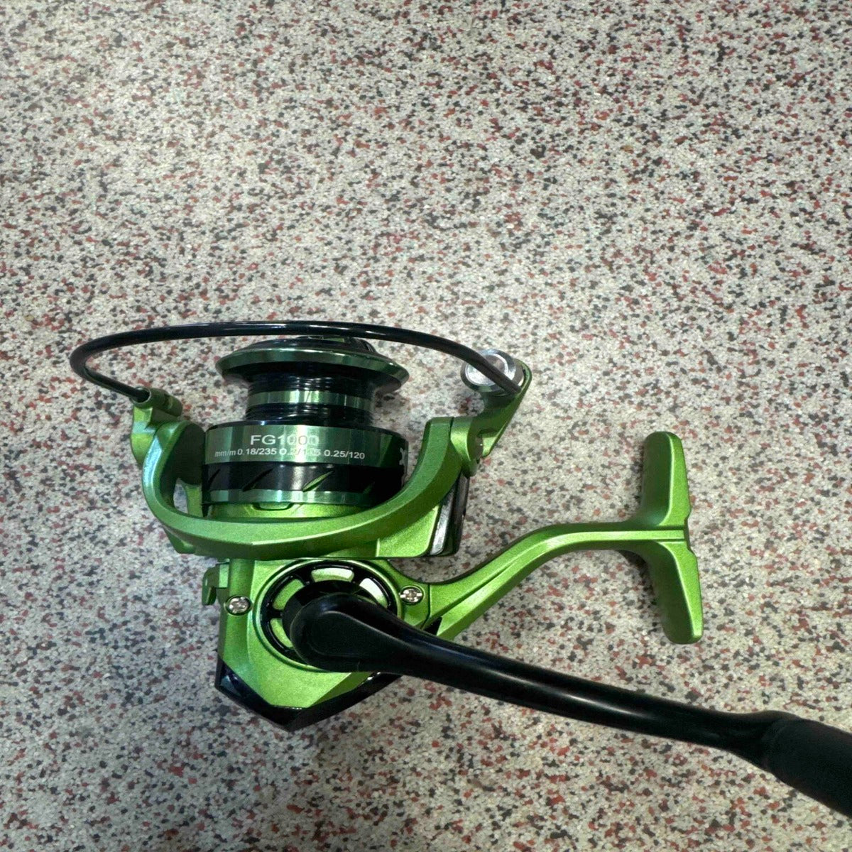 Mulineta Spinning pentru Pescuit, Model FG2000 – imagine de catalog pe fundal alb cald