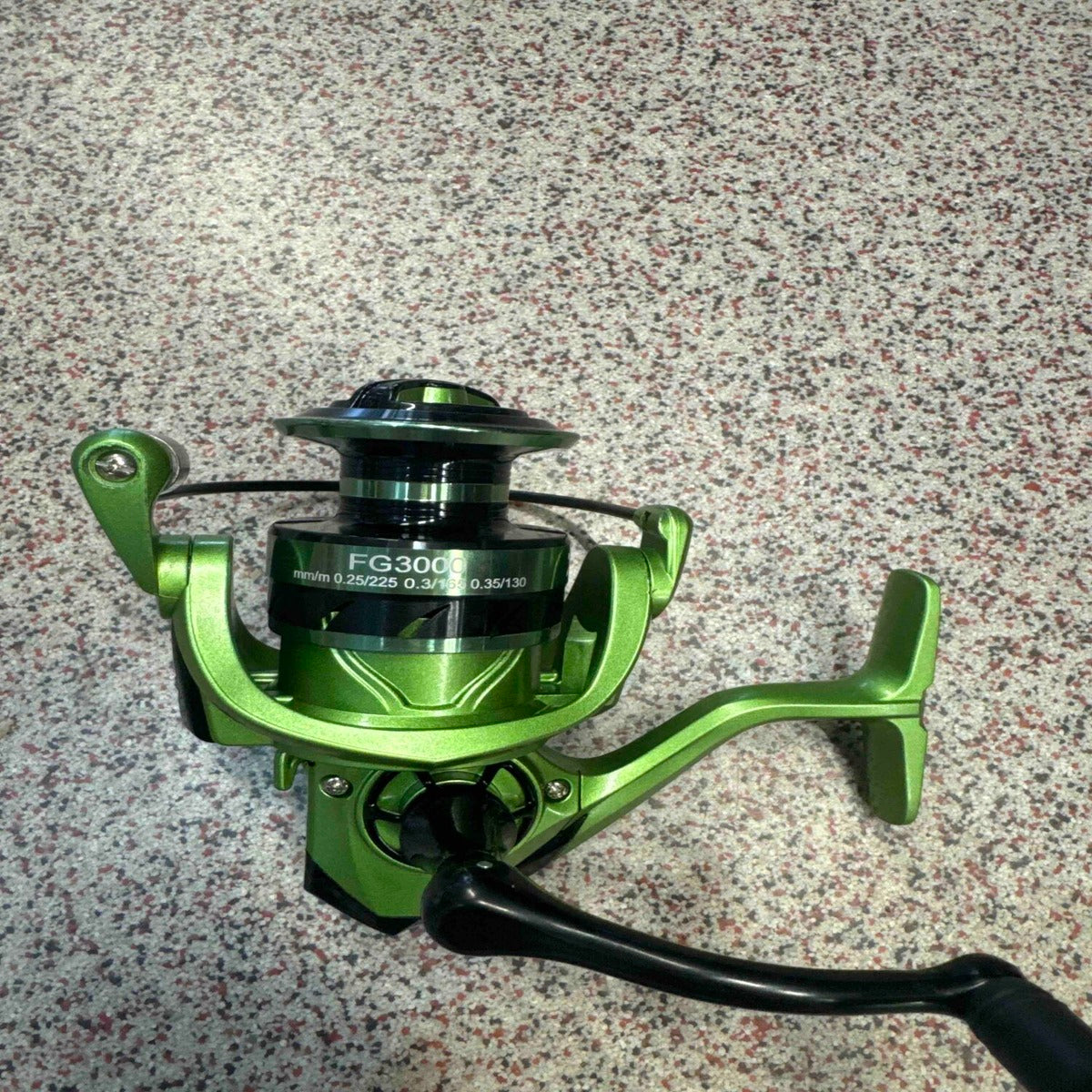 Mulineta Spinning pentru Pescuit, Model FG3000 – imagine de catalog pe fundal alb cald