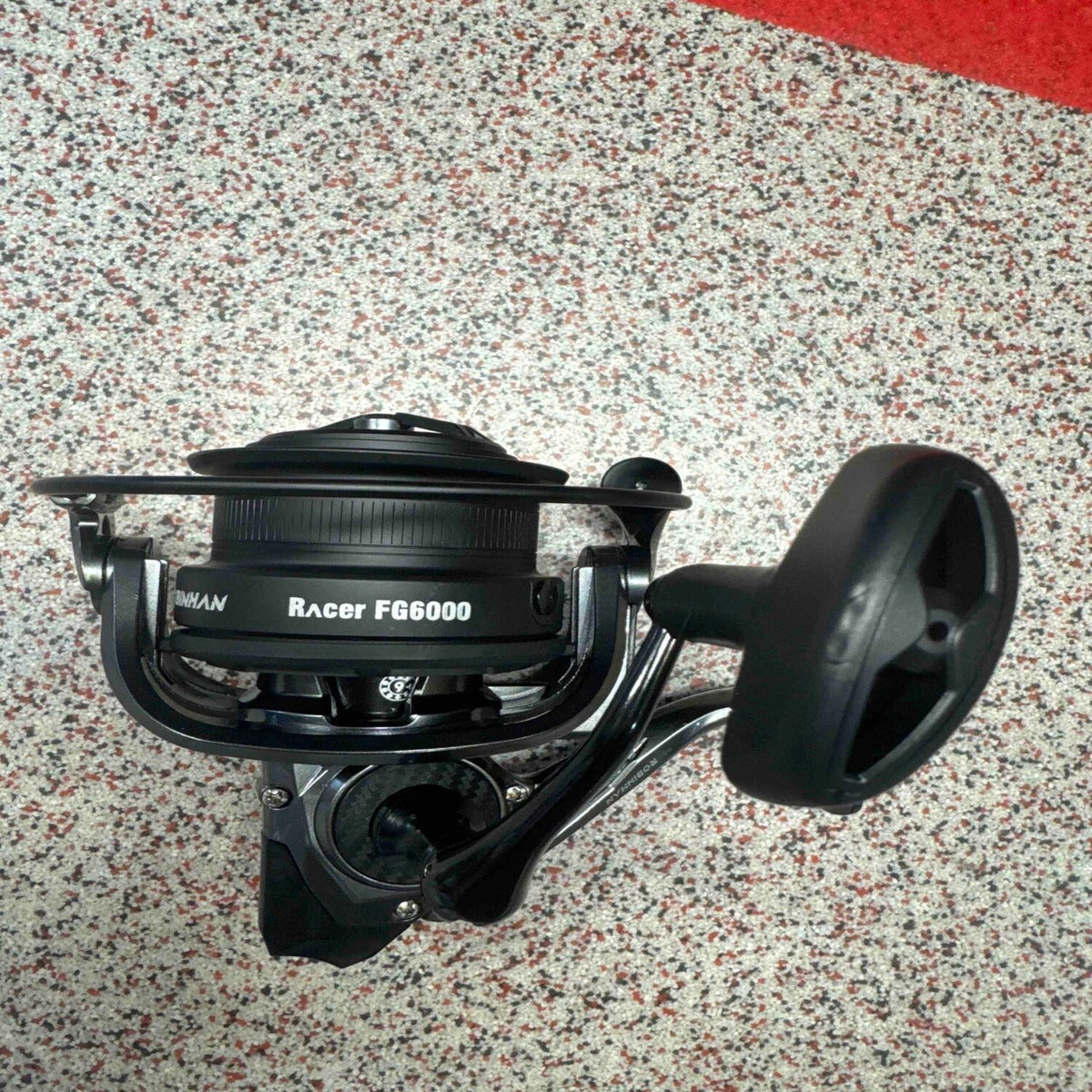 Mulineta Spinning pentru Pescuit, Model FG6000 N – imagine de catalog pe fundal alb cald